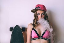 Mulher patinadora fumando um charro cannabis — Fotografia de Stock