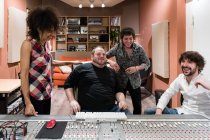 Direttori del suono che lavorano in studio di registrazione — Foto stock