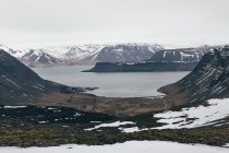 Valle con lago en las montañas - foto de stock
