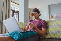 Человек отдыхает и использует ноутбук — стоковое фото