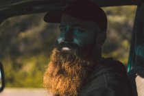 Uomo barbuto seduto in macchina — Foto stock