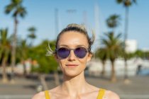 Mulher loira usando óculos de sol — Fotografia de Stock