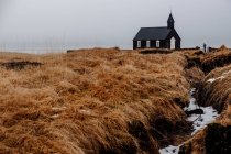 Kleine Kirche auf trockener Wiese — Stockfoto