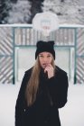 Frau steht im Winter — Stockfoto