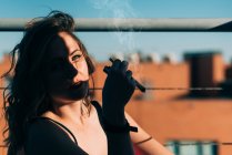 Giovane donna che fuma una canna da cannabis — Foto stock