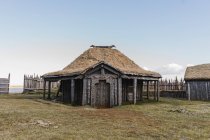 Старый треугольный деревянный дом — стоковое фото
