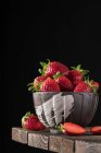 Cuenco de fresas maduras - foto de stock