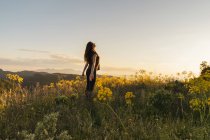 Женщина, стоящая на горе Эль Монкау — стоковое фото