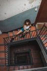 Lässige Frau sitzt auf Stufen — Stockfoto