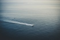 Лодки в движении на поверхности моря — стоковое фото