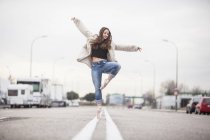 Танцовщица танцует на одной ноге — стоковое фото