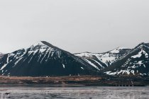 Горы в снегу и тумане — стоковое фото