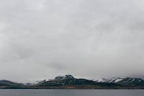 Nuvole cupe sopra la gamma nevosa delle montagne — Foto stock