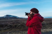Man taking photos of Iceland landscape — Stock Photo
