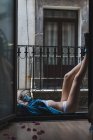 Frau in Unterwäsche liegt auf Balkon — Stockfoto