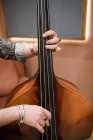 Männerhände spielen Bass bei Probe — Stockfoto