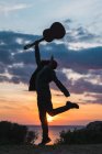 Mann amüsiert sich mit Gitarre an Küste — Stockfoto