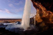Wasserfall plätschert von Klippe — Stockfoto