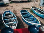 Старі блакитні човни на березі — стокове фото