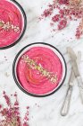 Draufsicht auf die Schüssel einer appetitanregenden vegetarischen rosa Sahnesuppe. — Stockfoto