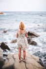 Donna in piedi sulle rocce — Foto stock