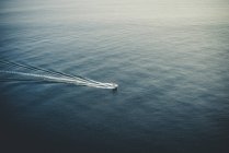 Boot in Bewegung auf der Meeresoberfläche — Stockfoto