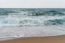 Océano azul ondulado y surf - foto de stock