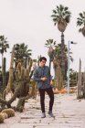 Mann steht an Kaktus im Garten — Stockfoto