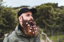 Homem com flores na barba — Fotografia de Stock