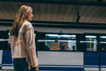 Mujer rubia de pie en el metro - foto de stock