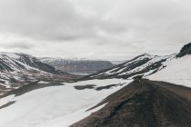 Сельская дорога через заснеженные высокогорья — стоковое фото