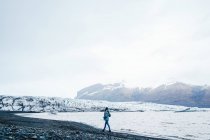 Mulher andando na paisagem nevada — Fotografia de Stock