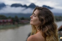 Жінка дивиться на гори — стокове фото