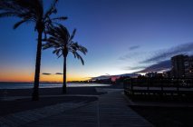 Pintoresca vista de la orilla del mar en la bonita ciudad costera durante la hermosa puesta del sol. - foto de stock