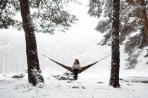 Donna seduta in amaca in inverno — Foto stock