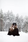 Mujer acostada en la nieve - foto de stock