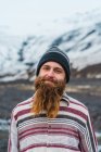 Homem com retrato de pão em montanhas nevadas na Islândia — Fotografia de Stock