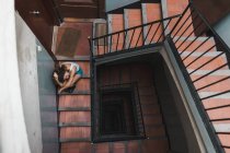 Випадкова жінка сидить на сходах — стокове фото