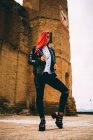 Frau im Rebellen-Outfit mit gefärbten Haaren — Stockfoto