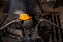 Вид на ковальську піч з палаючим вогнем на металевому ливарному заводі — стокове фото