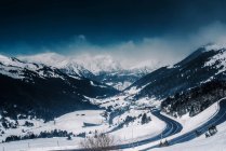 Величні снігові та скелясті гори — стокове фото