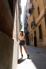 Mulher em shorts e botas brutais na rua — Fotografia de Stock