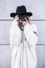 Donna con macchina fotografica sulla strada — Foto stock