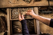 Инструменты из открытой коробки деревянного стола со столярными инструментами — стоковое фото
