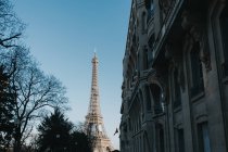 Eiffelturm bei wolkenlosem Tag und historisches Gebäude an der Straße in Paris, Frankreich — Stockfoto