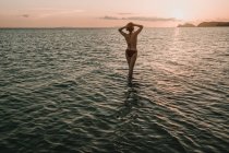 Жінка стоїть в океані — стокове фото