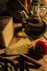 Сырные оливки хлеб и оливковое масло в миске натюрморт — стоковое фото