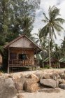 Palmiers et petits bungalows — Photo de stock