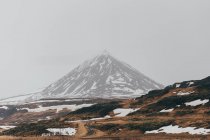 Crête brumeuse enneigée de la montagne — Photo de stock