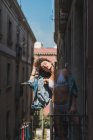Frau genießt Sonnenschein auf Balkon — Stockfoto
